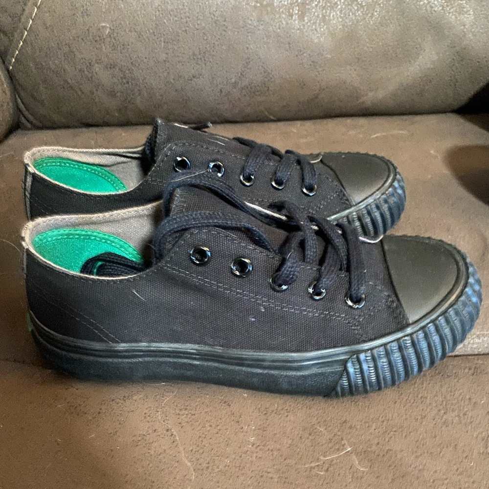 Black size 2.5 kid’s PF flyers.